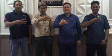 Deputi Bisnis PT Pegadaian Area Kalimantan Barat, Abdul Lavaz Isnainy (kemeja coklat) foto bersama pengurus Journalist Collaboration Forum usai membahas program CSR Connect Kalbar 2025.
