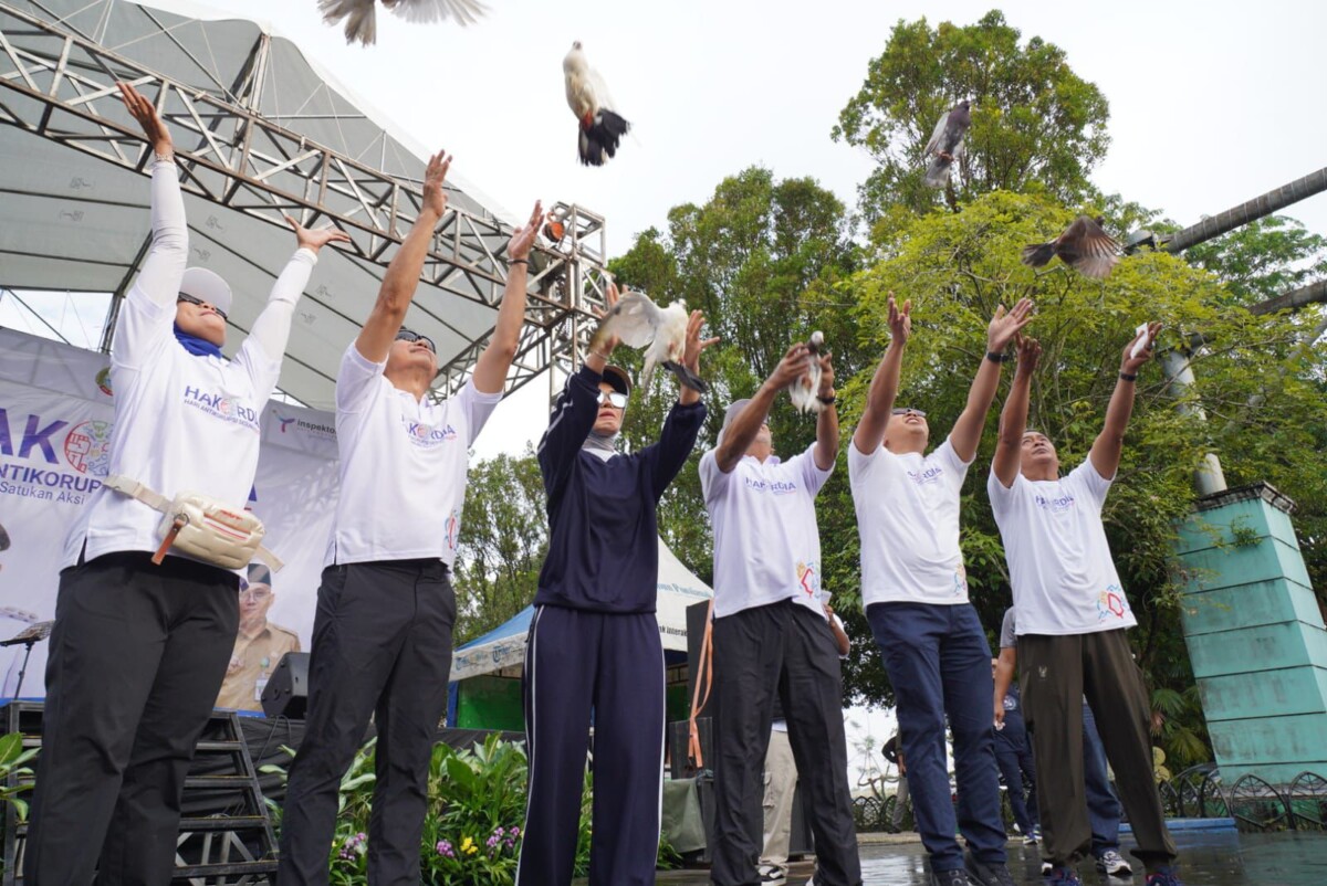 Pelepasan burung merpati ke udara menjadi simbolis peringatan Hari Antikorupsi Sedunia (HAKORDIA) 2025 di lingkungan Pemkot Pontianak.