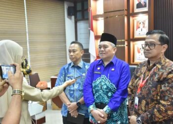 Sekda Kabupaten Kubu Raya, Yusran Anizam, dalam rapat monitoring peningkatan status RSUD TBSI yang berlangsung di Ruang Pamong Praja I Kantor Bupati Kubu Raya, Jumat (5/12/2025).