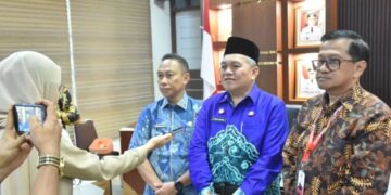 Sekda Kabupaten Kubu Raya, Yusran Anizam, dalam rapat monitoring peningkatan status RSUD TBSI yang berlangsung di Ruang Pamong Praja I Kantor Bupati Kubu Raya, Jumat (5/12/2025).