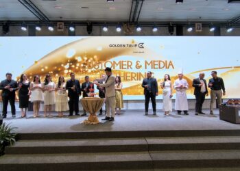 Golden Tulip Pontianak sukses menyelenggarakan Customer & Media Gathering 2025 dengan tema “Glitz Gala”, yang dihadiri 120 undangan terdiri dari pelanggan setia, rekan media, dan influencer. Acara yang berlangsung mulai pukul 18.00 WIB ini digelar di Diamond Ballroom, Jumat 5 Desember 2025.
