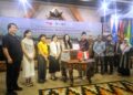 Prof Dr Arief Sukino dan Prof Dr Zhao Jing berjabat tangan usai menandatangani MoU antara BFU dan UNU Kalbar di Rektorat Untan