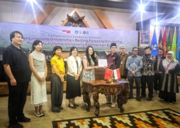 Prof Dr Arief Sukino dan Prof Dr Zhao Jing berjabat tangan usai menandatangani MoU antara BFU dan UNU Kalbar di Rektorat Untan