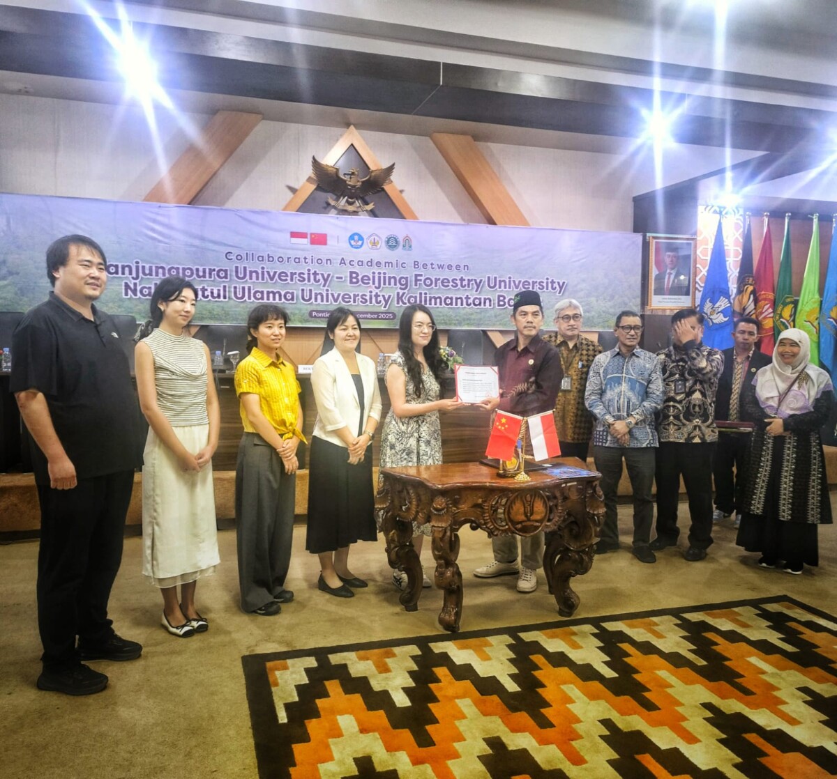 Prof Dr Arief Sukino dan Prof Dr Zhao Jing berjabat tangan usai menandatangani MoU antara BFU dan UNU Kalbar di Rektorat Untan