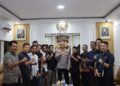Kapolres Ketapang poto bersama pengurus AJK usai Audiensi, Jumat (05/12/2025). Foto: Humas Polres.