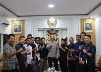 Kapolres Ketapang poto bersama pengurus AJK usai Audiensi, Jumat (05/12/2025). Foto: Humas Polres.