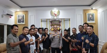 Kapolres Ketapang poto bersama pengurus AJK usai Audiensi, Jumat (05/12/2025). Foto: Humas Polres.