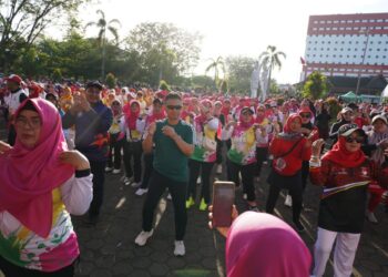 Wali Kota Pontianak Edi Rusdi Kamtono berbaur bersama peserta senam massal yang digelar KORMI Kota Pontianak di Halaman Museum Kalbar.