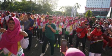 Wali Kota Pontianak Edi Rusdi Kamtono berbaur bersama peserta senam massal yang digelar KORMI Kota Pontianak di Halaman Museum Kalbar.