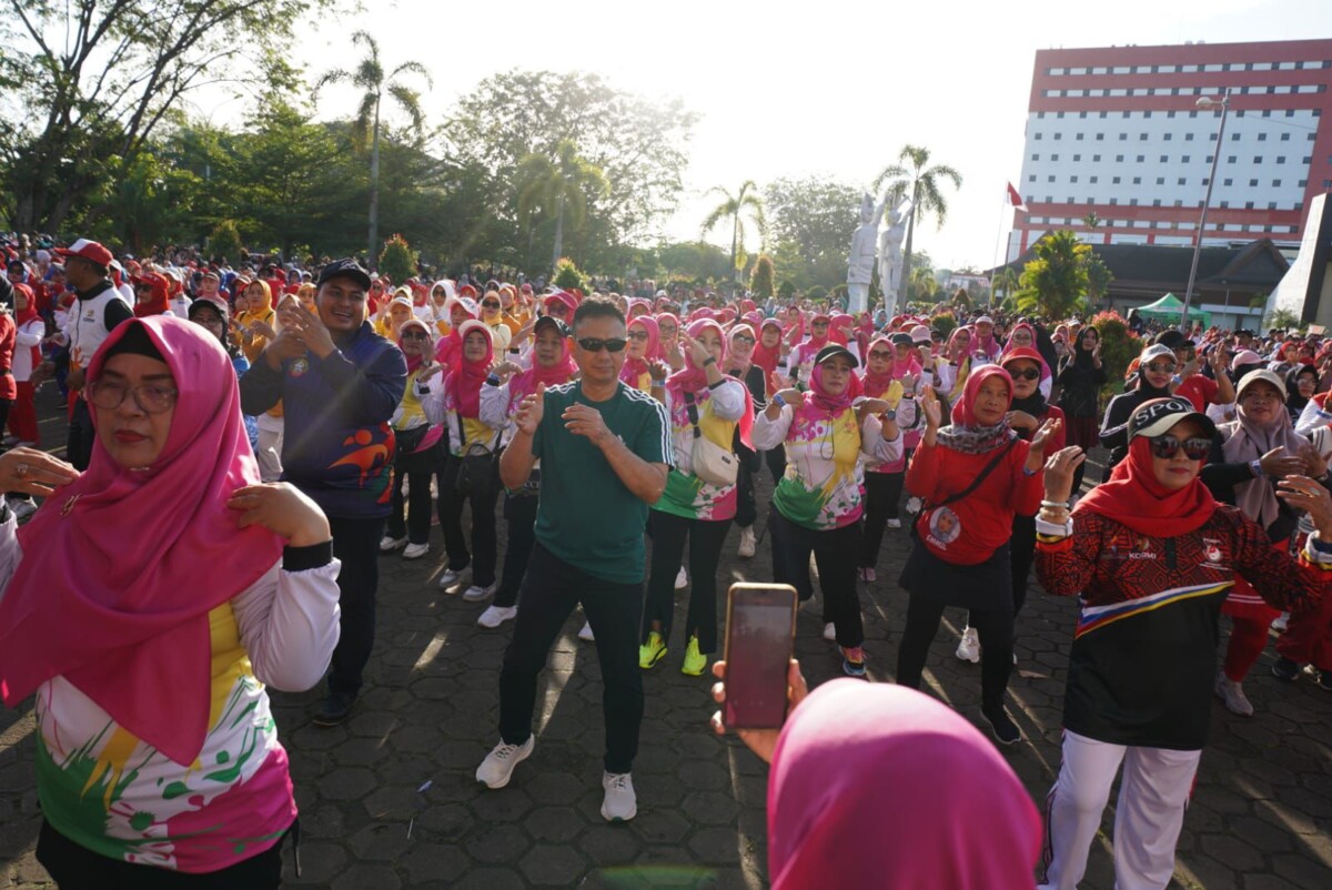 Wali Kota Pontianak Edi Rusdi Kamtono berbaur bersama peserta senam massal yang digelar KORMI Kota Pontianak di Halaman Museum Kalbar.