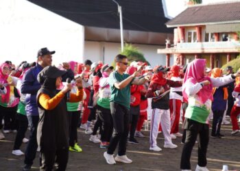 Wali Kota Pontianak Edi Rusdi Kamtono berbaur bersama peserta senam massal yang digelar KORMI Kota Pontianak di Halaman Museum Kalbar.