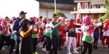 Wali Kota Pontianak Edi Rusdi Kamtono berbaur bersama peserta senam massal yang digelar KORMI Kota Pontianak di Halaman Museum Kalbar.