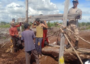 Warga Desa Bika saat melakukan pemblokiran jalan masuk PT BIA. ist
