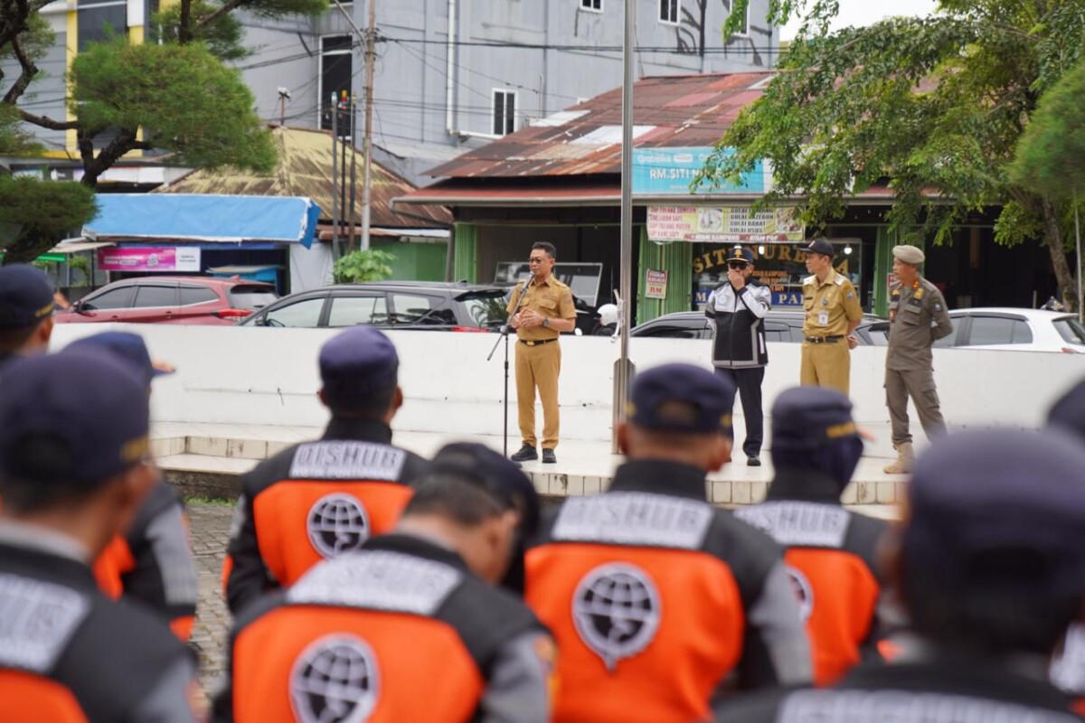 Wali Kota Pontianak Edi Rusdi Kamtono memberikan arahan kepada jajaran dari Dinas Perhubungan, Satpol PP dan BPBD Kota Pontianak, dalam pengamanan menjelang Natal 2025 dan Tahun Baru 2026.