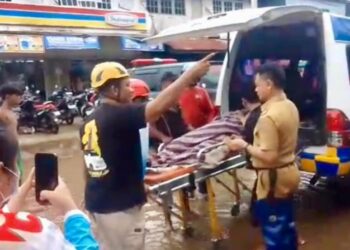 Wali Kota Pontianak Edi Rusdi Kamtono memantau proses evakuasi warga terdampak banjir rob di Jalan Kom Yos Sudarso.