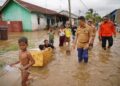 Wali Kota Pontianak Edi Rusdi Kamtono meninjau langsung lokasi terdampak bajir rob di Jalan Alpokat Indah Kelurahan Sungai Beliung Kecamatan Pontianak Barat.