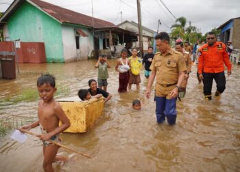 Wali Kota Pontianak Edi Rusdi Kamtono meninjau langsung lokasi terdampak bajir rob di Jalan Alpokat Indah Kelurahan Sungai Beliung Kecamatan Pontianak Barat.