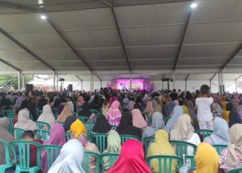 Ribuan emak-emak diundang Gus Fawait hadiri Apel Shalawat Kebangsaan di RTH Balung (foto: Jurnalis.co.id/Sigit)