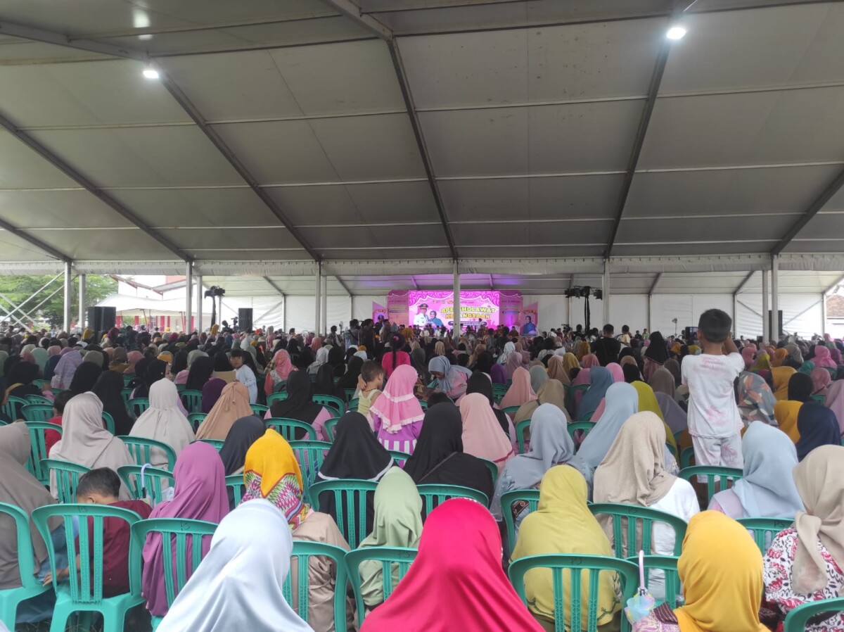 Ribuan emak-emak diundang Gus Fawait hadiri Apel Shalawat Kebangsaan di RTH Balung (foto: Jurnalis.co.id/Sigit)