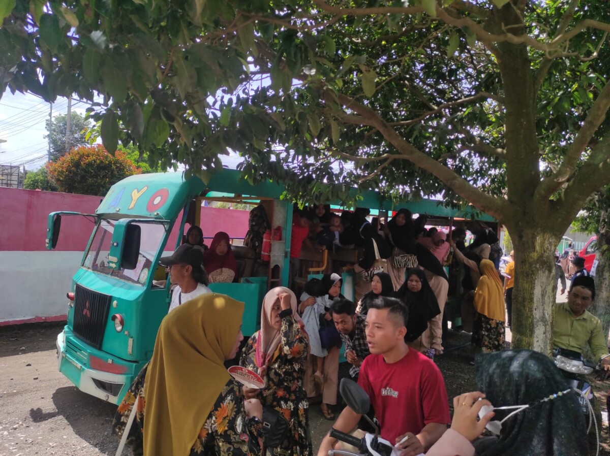 Banyak emak-emak datang ke Apel Shalawat Kebangsaan naik kereta kelinci ke RTH Balung (foto: Jurnalis.co.id/Sigit)