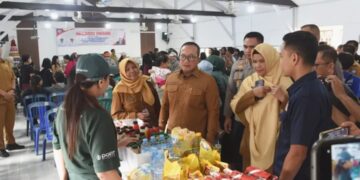 Bupati Kubu Raya Sujiwo secara resmi membuka operasi pasar di Aula Gereja Paroki Santo Agustinus, Desa Parit Baru, Kecamatan Sungai Raya, Senin (8/12/2025).