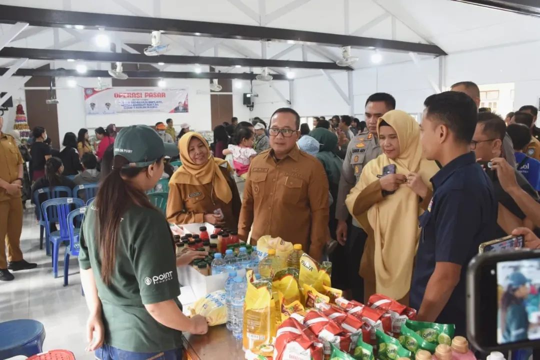 Bupati Kubu Raya Sujiwo secara resmi membuka operasi pasar di Aula Gereja Paroki Santo Agustinus, Desa Parit Baru, Kecamatan Sungai Raya, Senin (8/12/2025).
