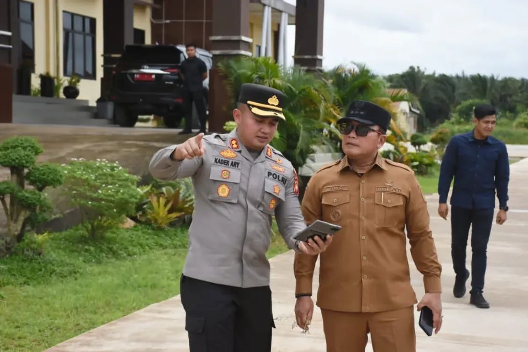 Sujiwo membuka operasi pasar murah di Aula Gereja Paroki Santo Agustinus, Desa Parit Baru, Kecamatan Sungai Raya, Senin (8/12/2025).