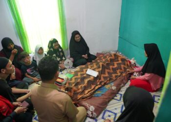 Wali Kota Pontianak Edi Rusdi Kamtono saat bertakziah ke rumah korban tenggelam, Bayanaka Patal Ramlan.