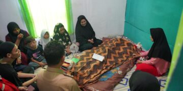 Wali Kota Pontianak Edi Rusdi Kamtono saat bertakziah ke rumah korban tenggelam, Bayanaka Patal Ramlan.