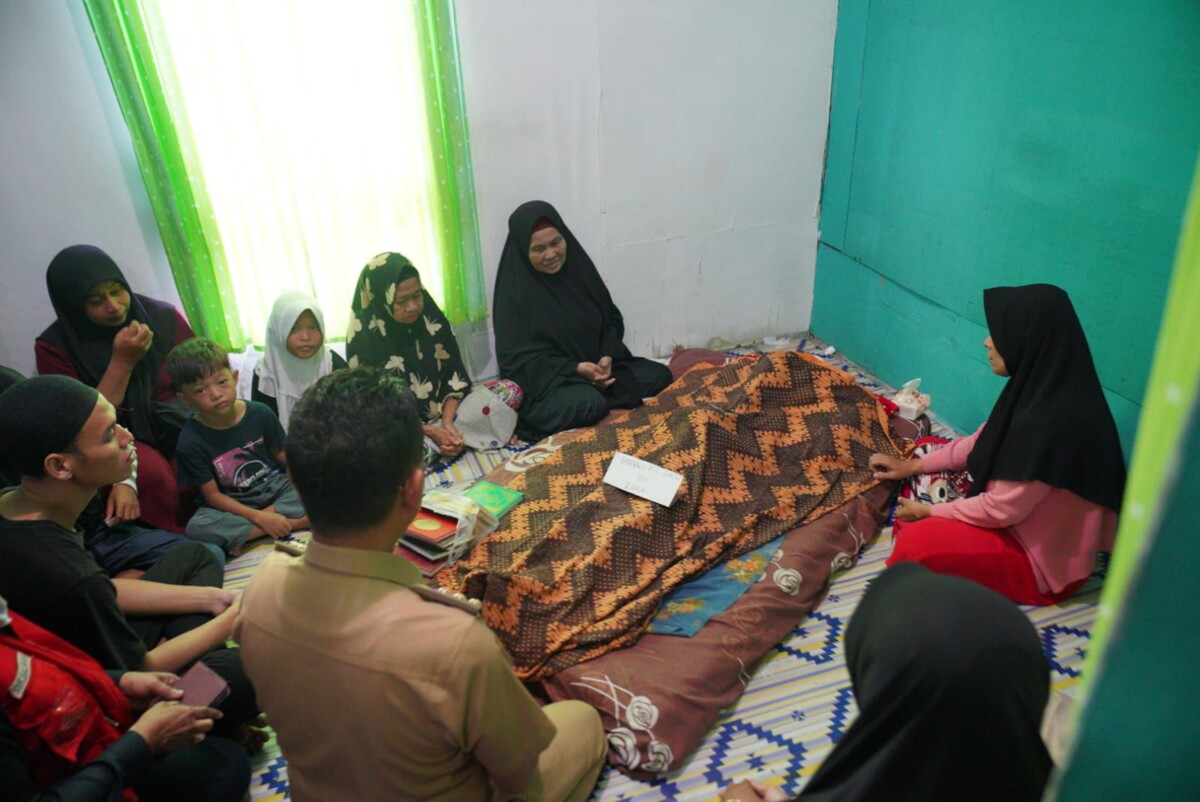 Wali Kota Pontianak Edi Rusdi Kamtono saat bertakziah ke rumah korban tenggelam, Bayanaka Patal Ramlan.