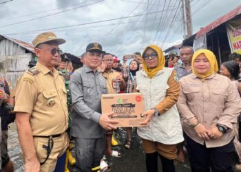 Gubernur Kalbar Ria Norsan dan Wako Edi saat meninjau dua lokasi banjir terparah di kawasan Jeruju dan Tambelan Sampit.
