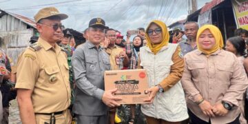 Gubernur Kalbar Ria Norsan dan Wako Edi saat meninjau dua lokasi banjir terparah di kawasan Jeruju dan Tambelan Sampit.