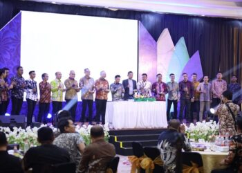Kemeriahan malam Puncak HUT AJK ke-6. Tampak jajaran Forkopimda dan pengurus AJK menyapa seluruh tamu undangan. Foto: AJK.