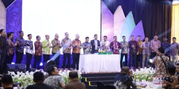 Kemeriahan malam Puncak HUT AJK ke-6. Tampak jajaran Forkopimda dan pengurus AJK menyapa seluruh tamu undangan. Foto: AJK.