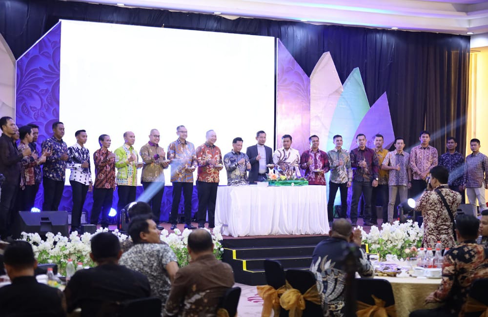 Kemeriahan malam Puncak HUT AJK ke-6. Tampak jajaran Forkopimda dan pengurus AJK menyapa seluruh tamu undangan. Foto: AJK.