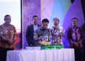 Ketua AJK, Theo Bernadhi melakukan pemotongan tumpeng sebagai seremoni HUT AJK ke-6. Foto: AJK.