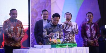 Ketua AJK, Theo Bernadhi melakukan pemotongan tumpeng sebagai seremoni HUT AJK ke-6. Foto: AJK.