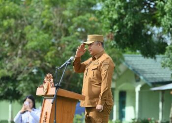 Bupati Ketapang, Alexander Wilyo ketika memipin pembukaan Retret Kades hasil Pilkades Serentak. Foto: Prokopim.