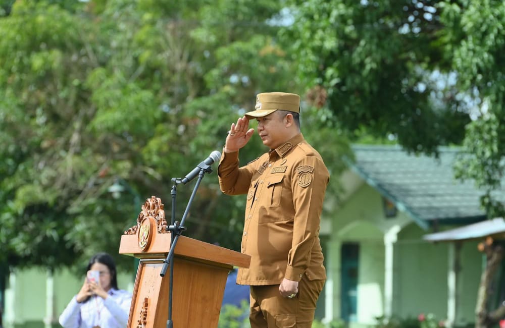 Bupati Ketapang, Alexander Wilyo ketika memipin pembukaan Retret Kades hasil Pilkades Serentak. Foto: Prokopim.