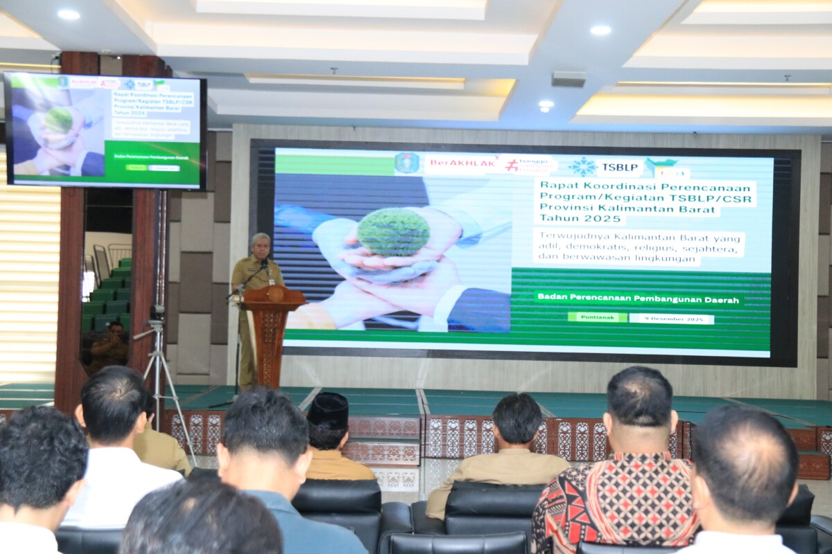 Sekda Kalbar, Harisson saat membuka secara resmi Rapat Koordinasi Perencanaan Program/Kegiatan Tanggung Jawab Sosial Bina Lingkungan Perusahaan (TSBLP/CSR) Provinsi Kalimantan Barat Tahun 2025 di Aula Garuda Kantor Gubernur Kalimantan Barat, Selasa (9/12/2025).
