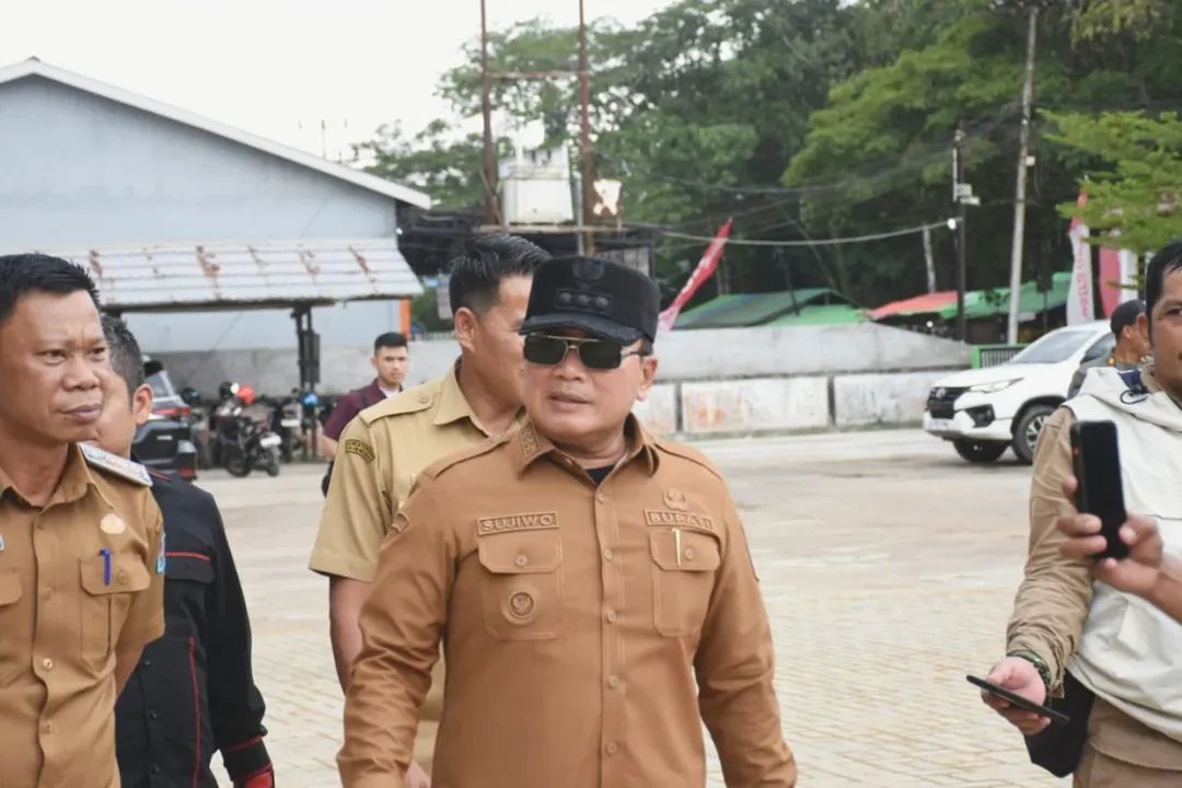 Bupati Kubu Raya Sujiwo meninjau kesiapan Kecamatan Sungai Ambawang sebagai tuan rumah Musabaqah Tilawatil Qur’an (MTQ) tingkat kabupaten tahun 2026. 