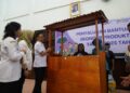 Wali Kota Pontianak Edi Rusdi Kamtono menyerahkan secara simbolis bantuan gerobak lewat program Usaha Ekonomi Produktif (UEP) 2025.