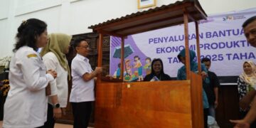 Wali Kota Pontianak Edi Rusdi Kamtono menyerahkan secara simbolis bantuan gerobak lewat program Usaha Ekonomi Produktif (UEP) 2025.