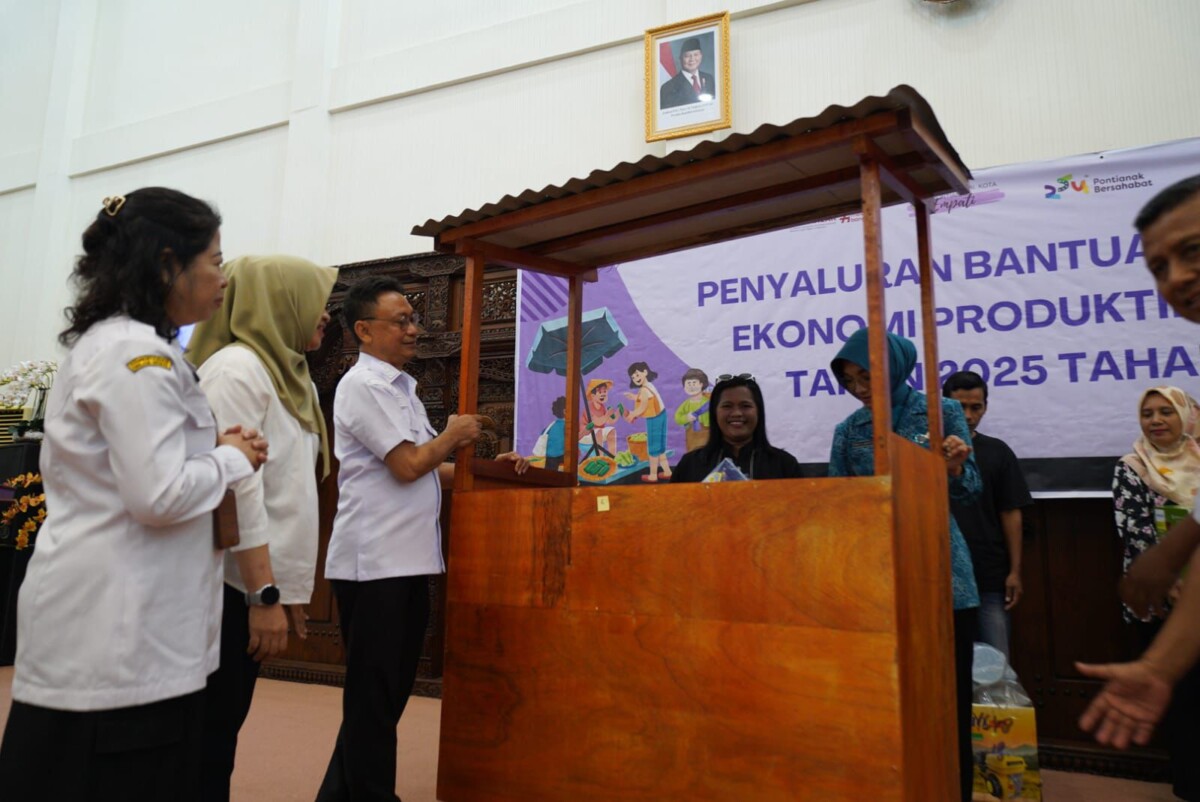 Wali Kota Pontianak Edi Rusdi Kamtono menyerahkan secara simbolis bantuan gerobak lewat program Usaha Ekonomi Produktif (UEP) 2025.