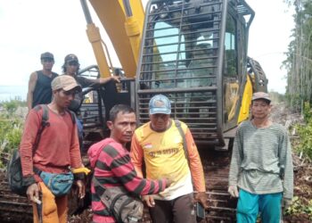 Penyitaan alat berat milik PT BIA dilakukan warga Desa Bika Kecamatan Bika. Ist
