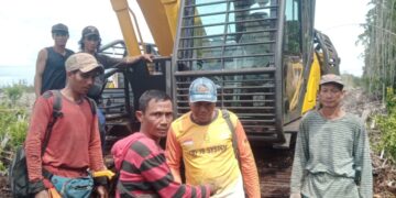 Penyitaan alat berat milik PT BIA dilakukan warga Desa Bika Kecamatan Bika. Ist