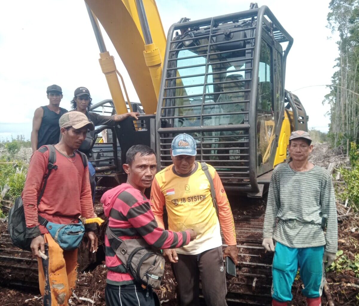 Penyitaan alat berat milik PT BIA dilakukan warga Desa Bika Kecamatan Bika. Ist