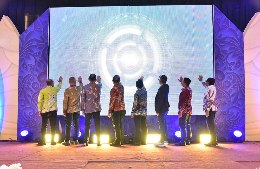 Bupati Ketapang, Alexander Wilyo dan Jajaran Forkopimda serta Ketua AJK ketika melaunching Rumah Aduan AJK di malam puncak HUT ke-AJK, Senin (08/12) malam. Foto: AJK.