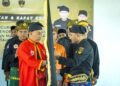 Penyerahan pataka BPWU dari Ketua Umum ke Ketua PC BPWU MHU. Foto: Istimewa.