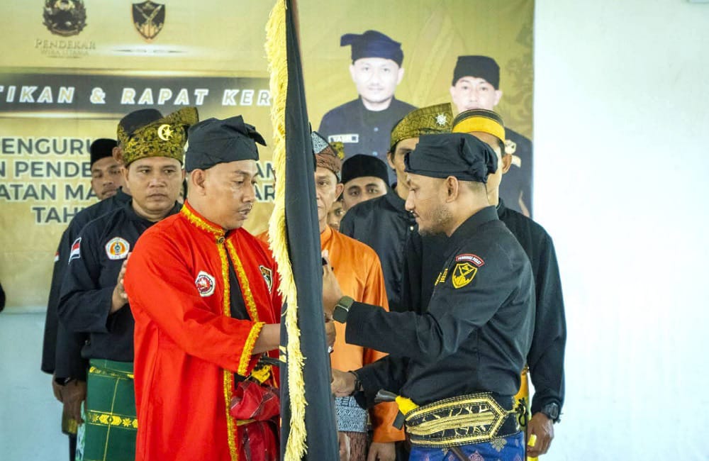 Penyerahan pataka BPWU dari Ketua Umum ke Ketua PC BPWU MHU. Foto: Istimewa.